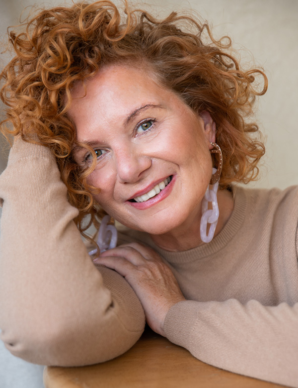Vrouwelijk model met rood krullend haar diana bo.