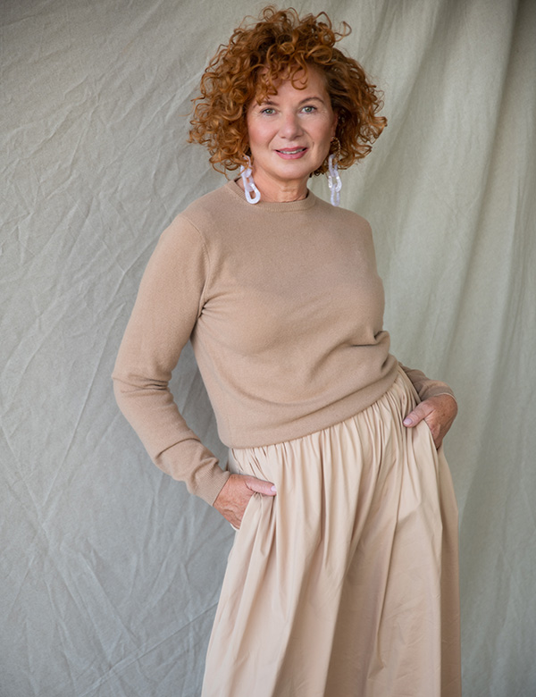 Vrouwelijk model met Rood krullend haar Diana Bo.