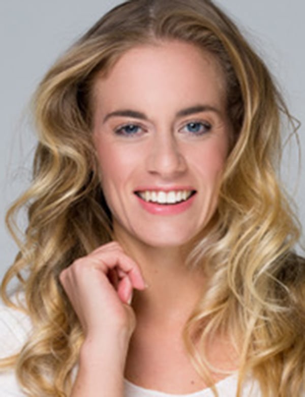 Vrouwelijk professioneel model met blond haar dianne s.