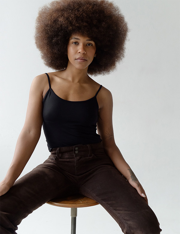 Vrouwelijk model met donkerbruin haar Diliana