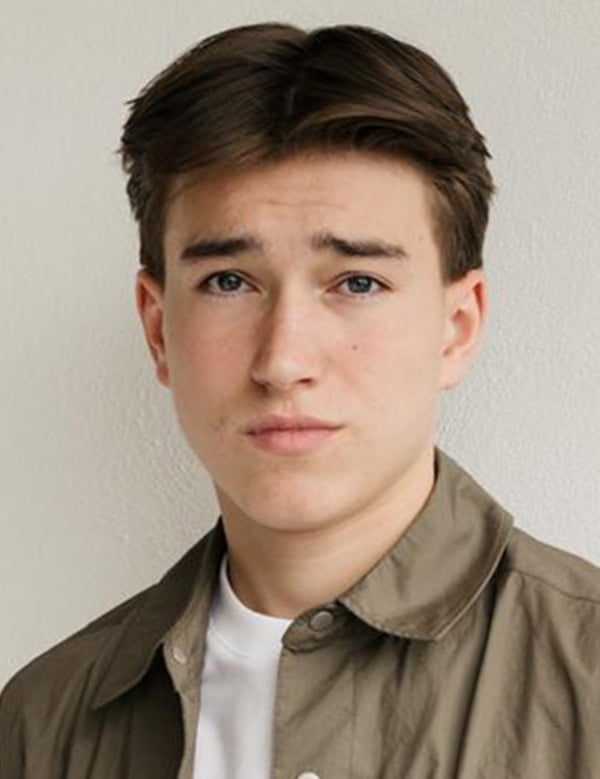 Mannelijk model met bruin haar dirk