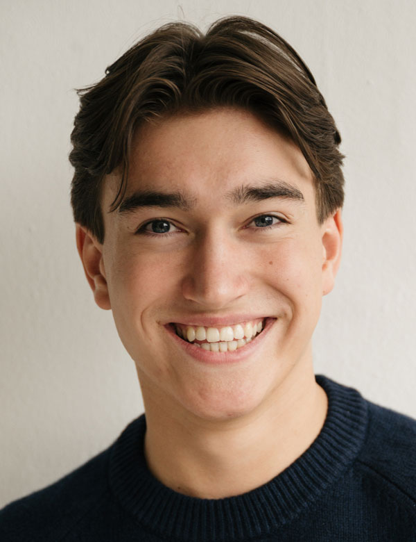 Mannelijk model met bruin haar dirk u.