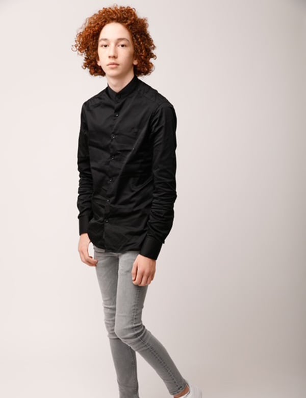 Tienermodel met rood haar Djay