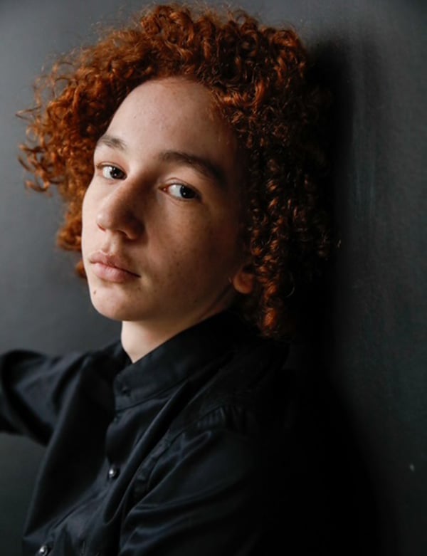 Tienermodel met rood haar Djay