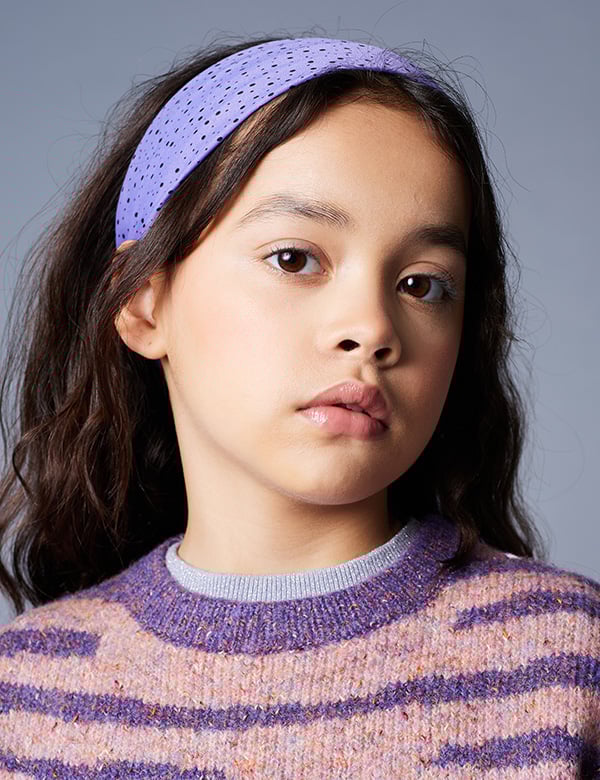 Vrouwelijk kindermodel met donker haar donnah