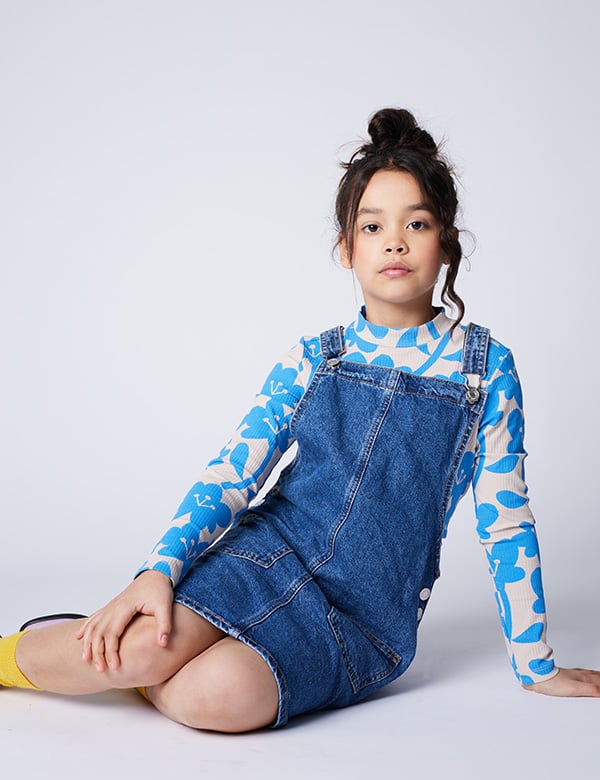 vrouwelijk kindermodel met donker haar Donnah