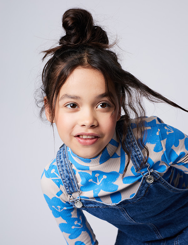 vrouwelijk kindermodel met donker haar Donnah