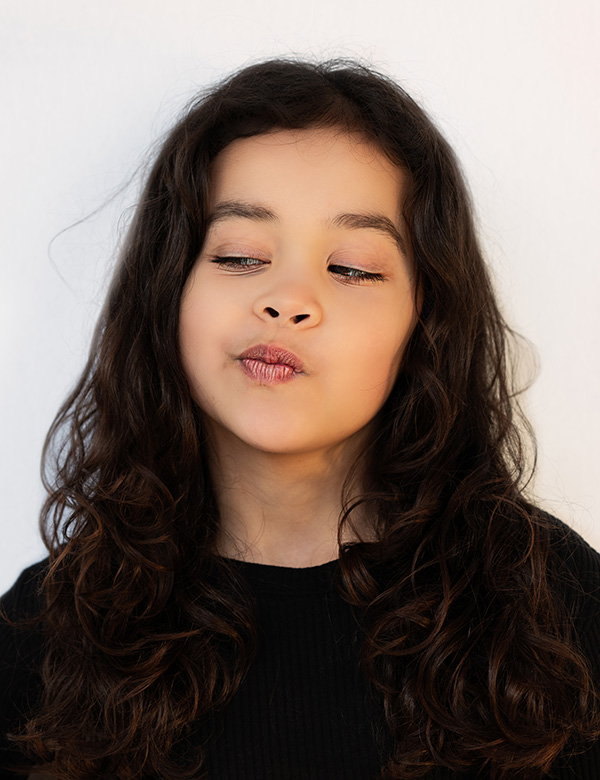 Kinderlijk model met donkerbruin haar Donnah D.