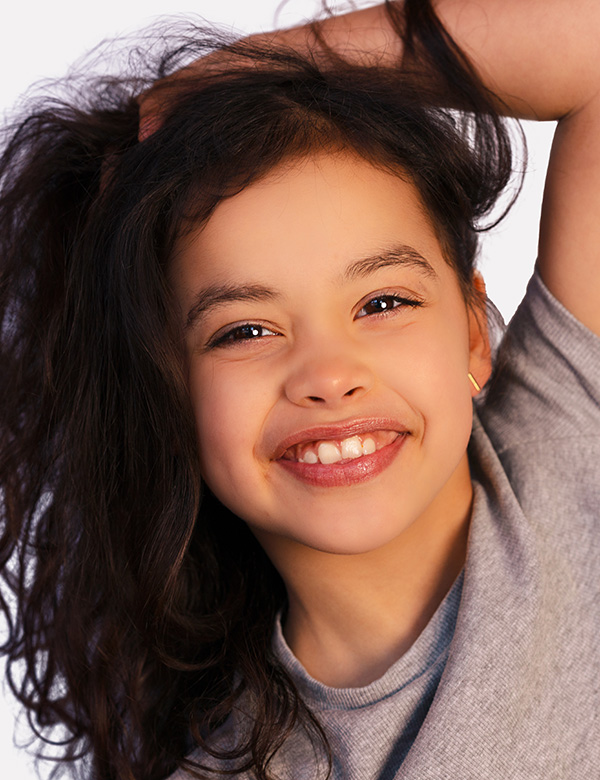 Kinderlijk model met donkerbruin haar Donnah Do.