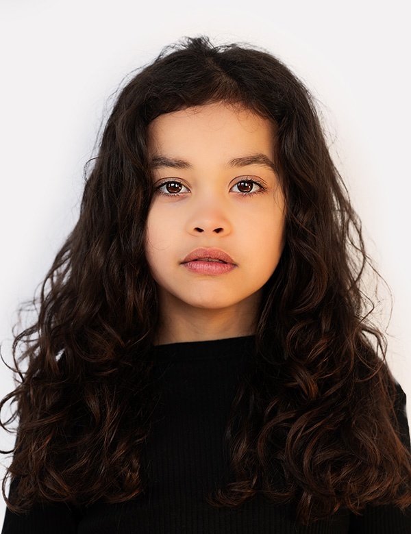 Kinderlijk model met donkerbruin haar Donnah Do.
