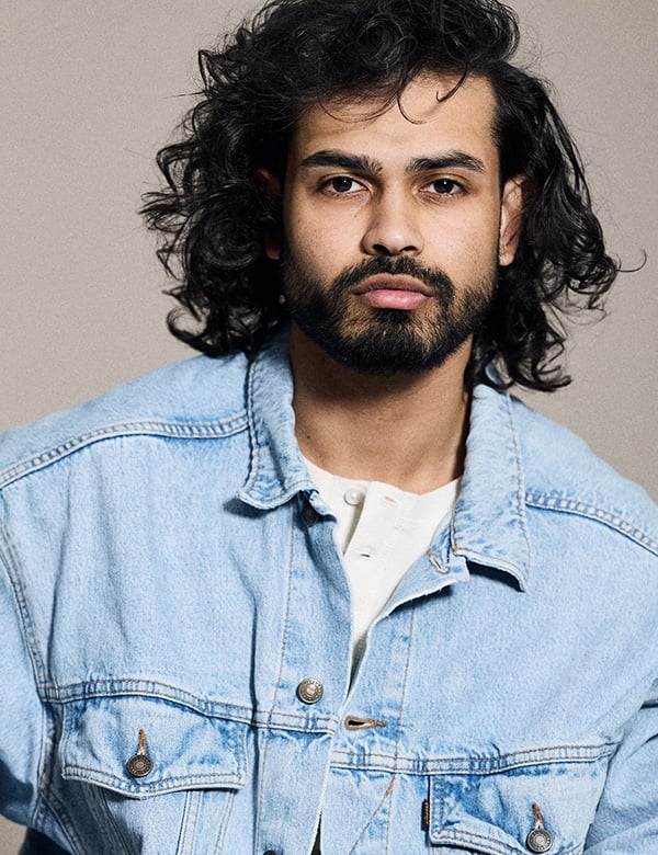 mannelijk model met donker haar Donnavon