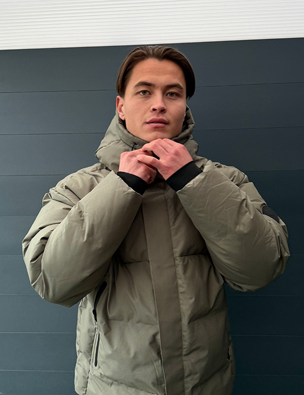 Mannelijk model met bruin haar Donovan.
