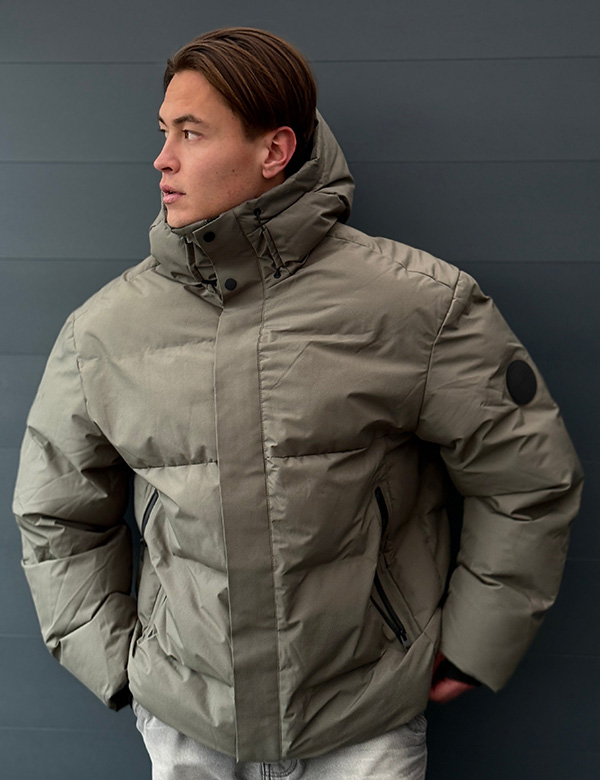 Mannelijk model met bruin haar Donovan.