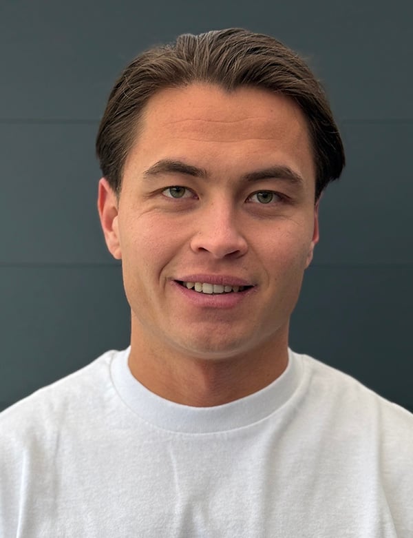 Mannelijk model met bruin haar donovan.