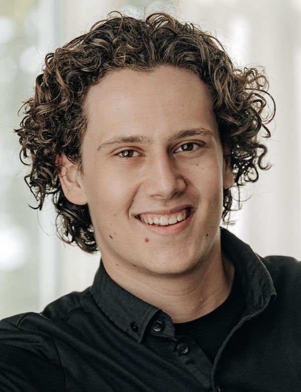 Mannelijk model krullend haar dorus