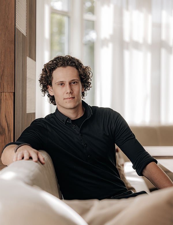 Mannelijk model krullend haar Dorus