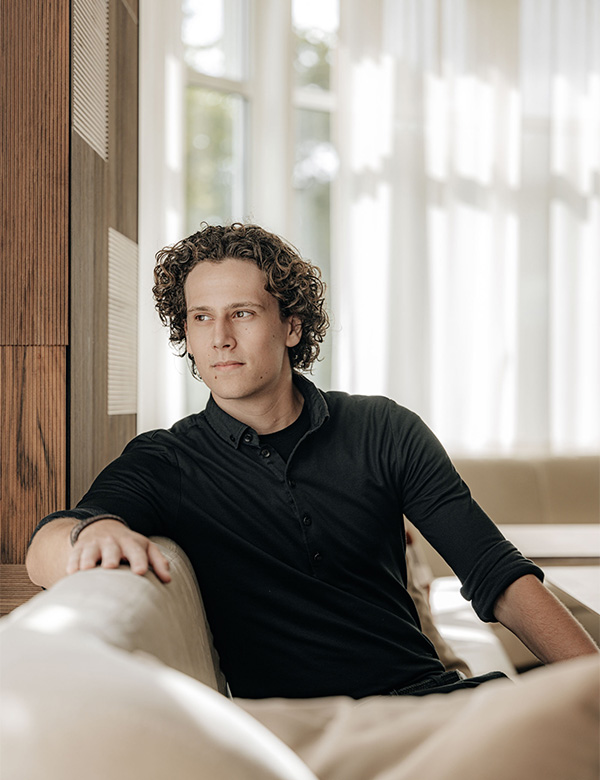 Mannelijk model krullend haar Dorus