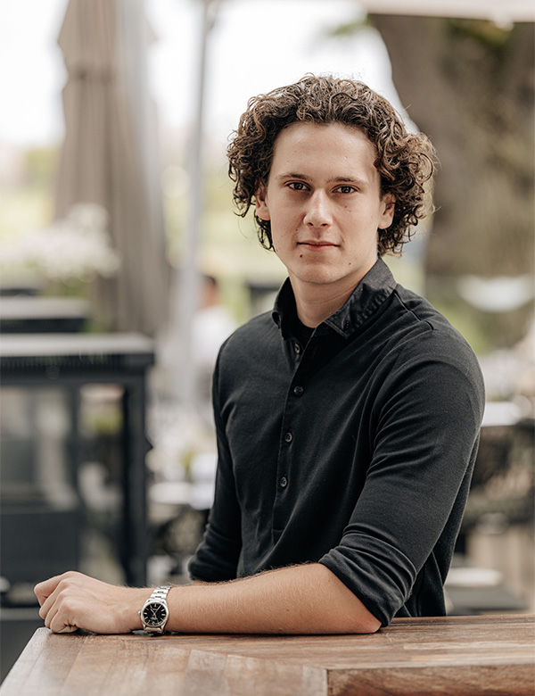 Mannelijk model krullend haar Dorus