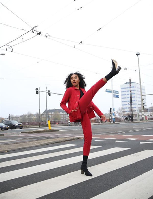 Vrouwelijk model met donkerbruin haar Eleanor