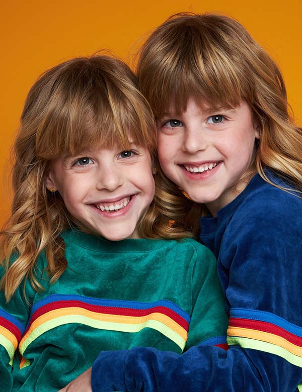 Zusjes Elena en Louise H.
