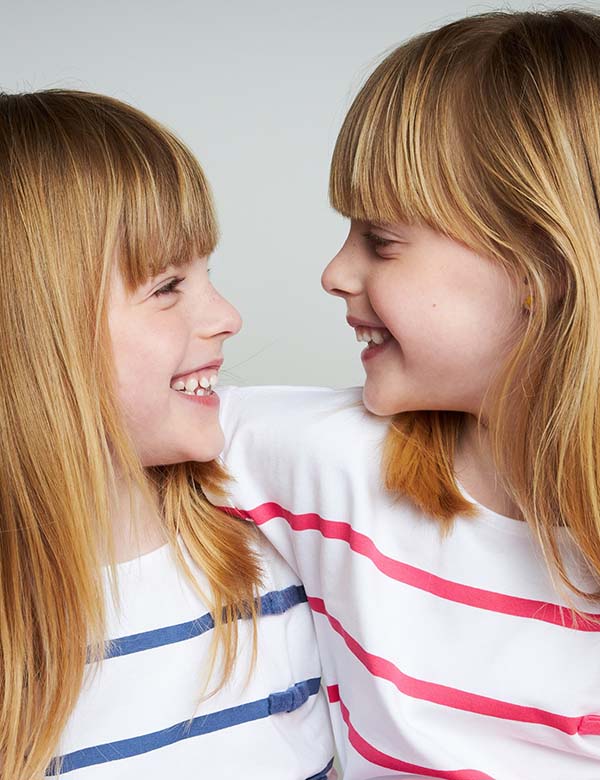 Zusjes Elena en Louise H.