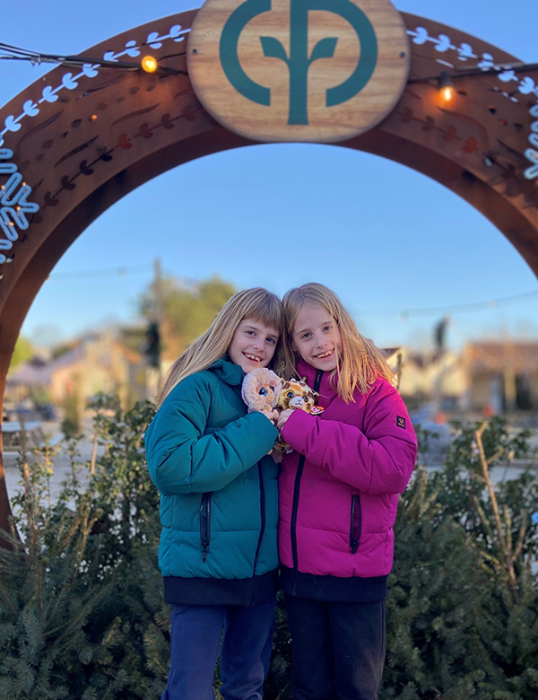 Zusjes Elena en Louise H.