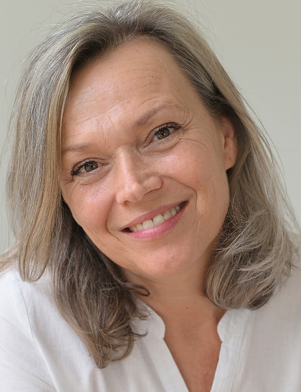 Vrouwelijk model met blond/grijs haar Elian.