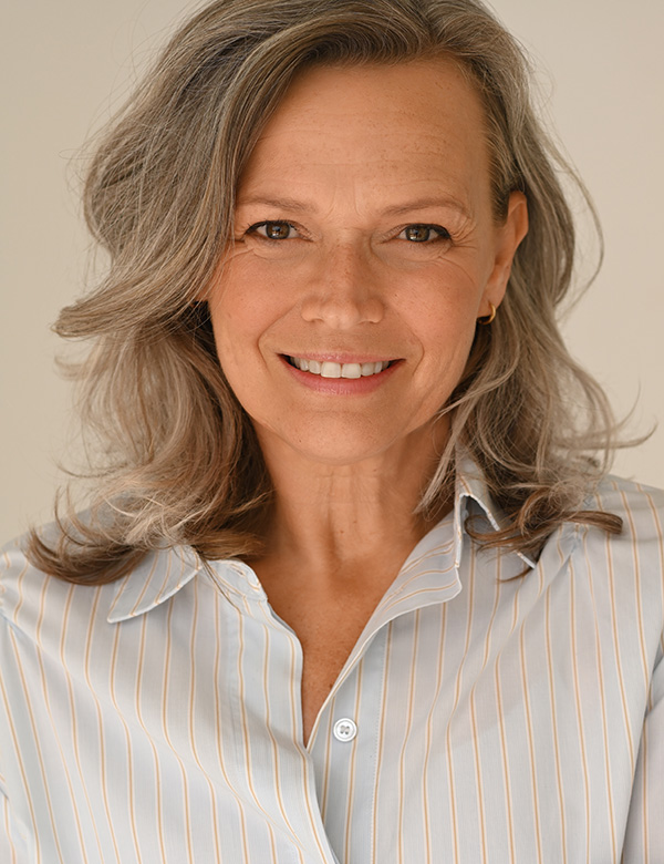 Vrouwelijk model met blond haar Elian