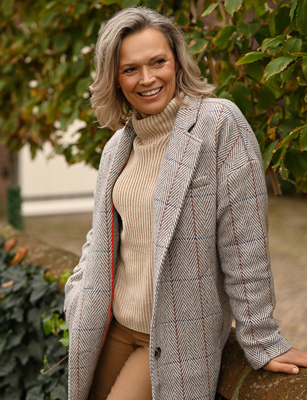 Vrouwelijk model met blond haar Elian