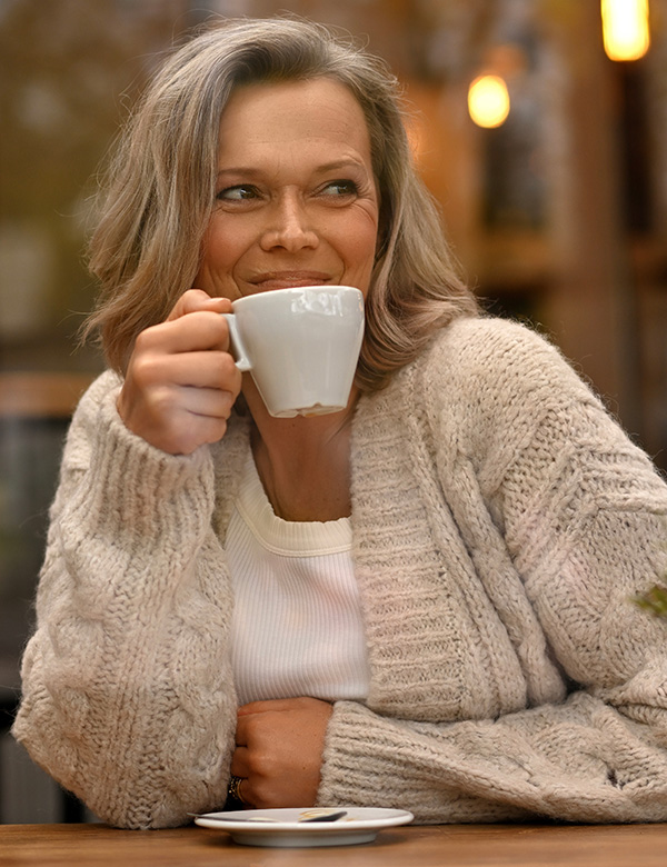 Vrouwelijk model met blond haar Elian