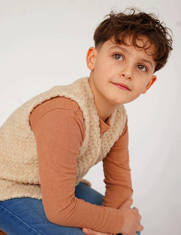 Kinderlijk model met bruin haar Eliano.