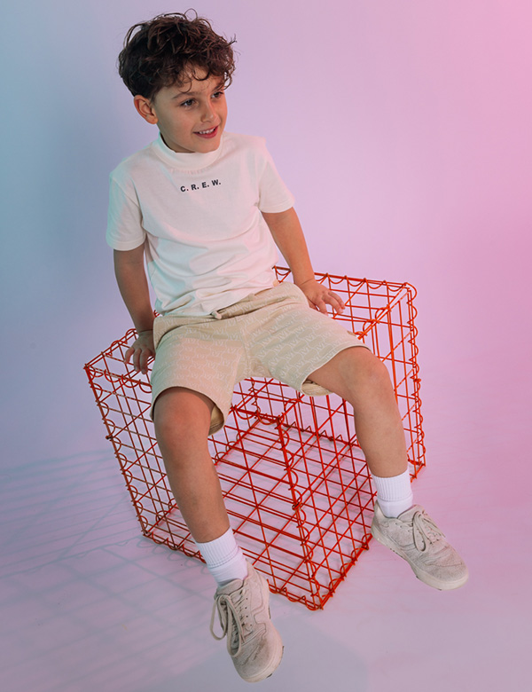 Kinderlijk model met bruin haar Eliano.