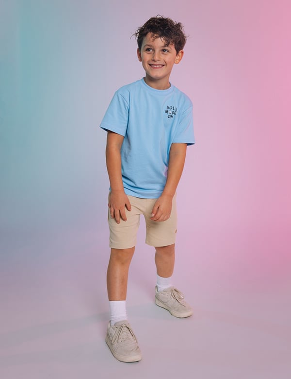 Kinderlijk model met bruin haar Eliano.