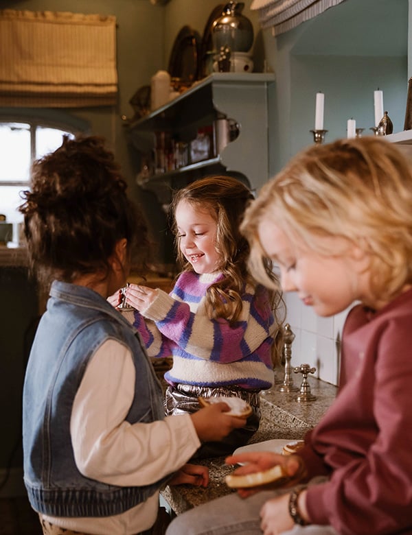 Kindermodel met blond haar Elin