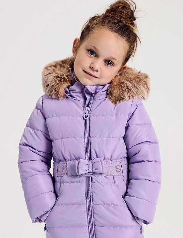 Kindermodel met blond haar Elin