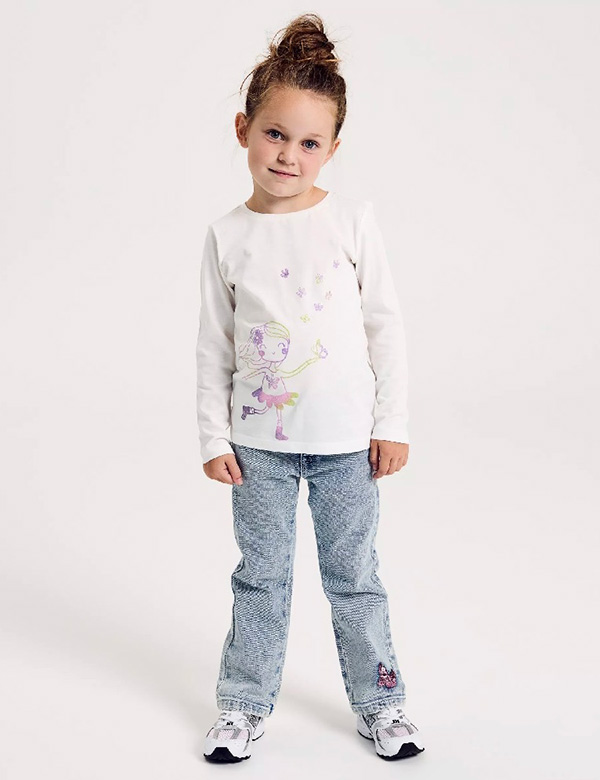 Kindermodel met blond haar Elin