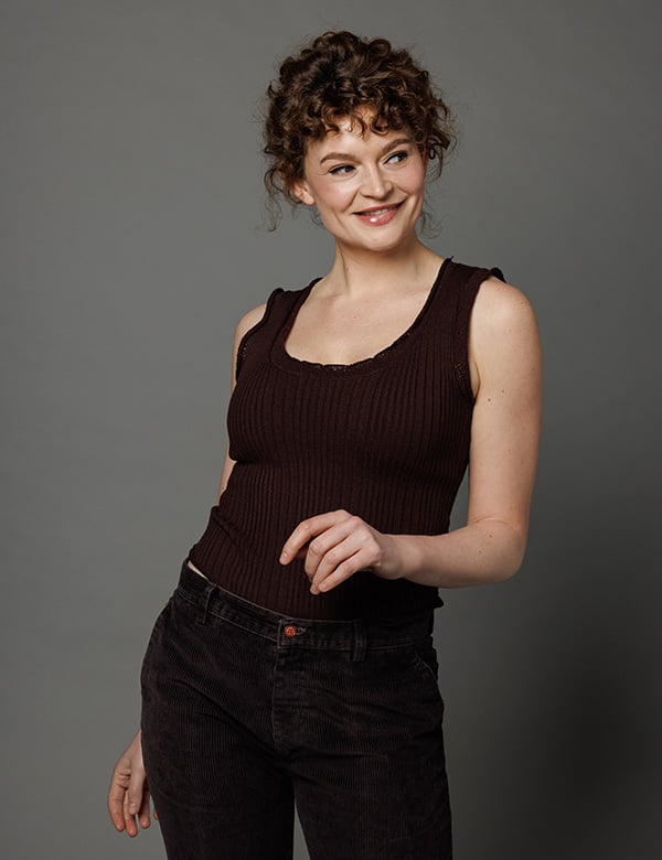 Vrouwelijk model met bruin haar Eline Ha.