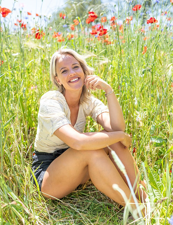 Vrouwelijk model blond haar Eline