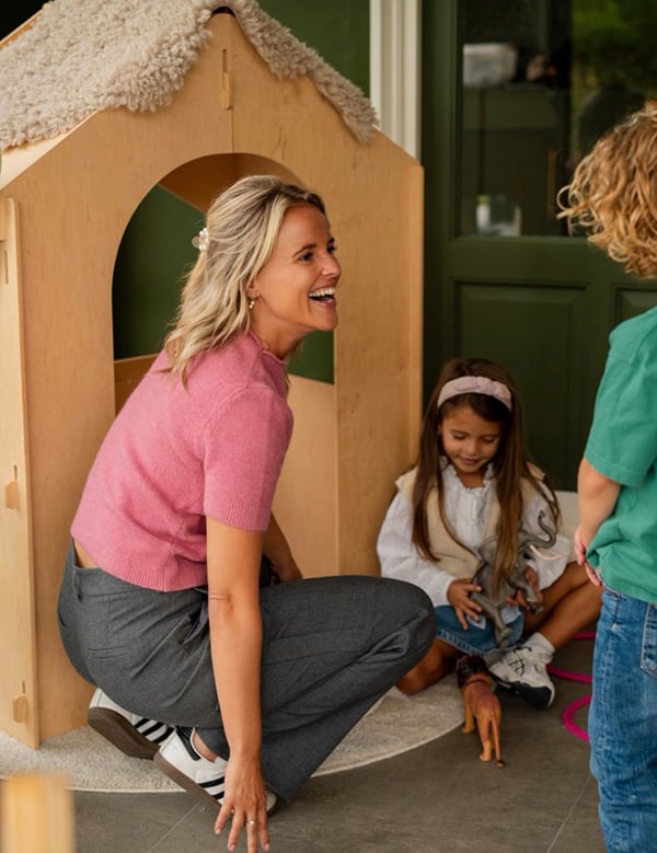 Vrouwelijk model met blond haar Eline Li.