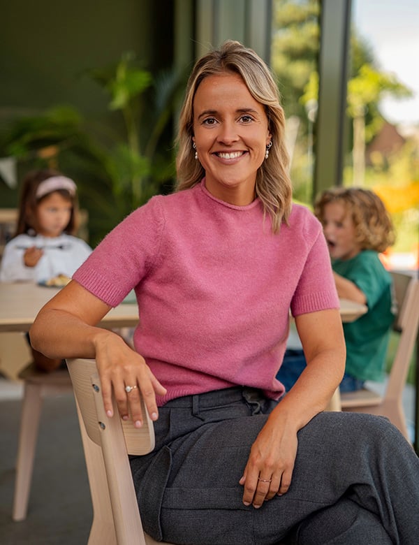 Vrouwelijk model met blond haar Eline Li.