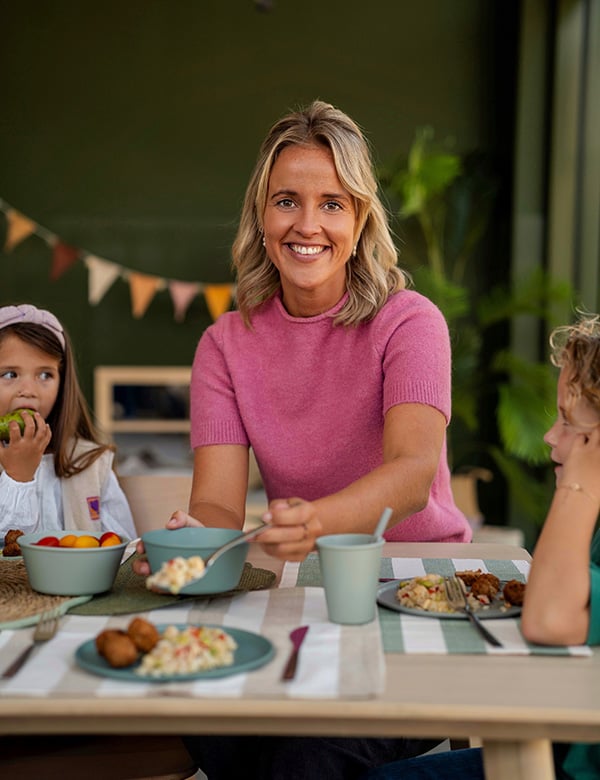 Vrouwelijk model met blond haar Eline Li.