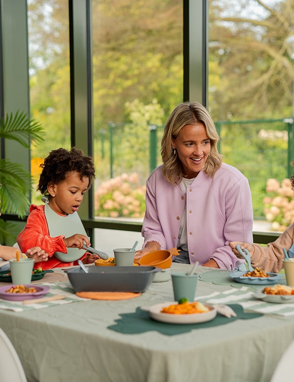 Vrouwelijk model met blond haar Eline Li.