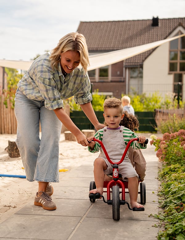 Vrouwelijk model met blond haar Eline Li.