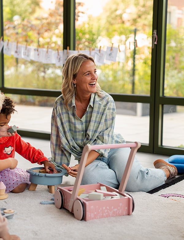 Vrouwelijk model met blond haar Eline Li.