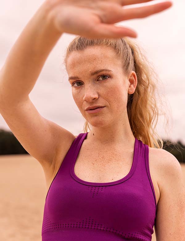 Vrouwelijk model met oranje haar Eline