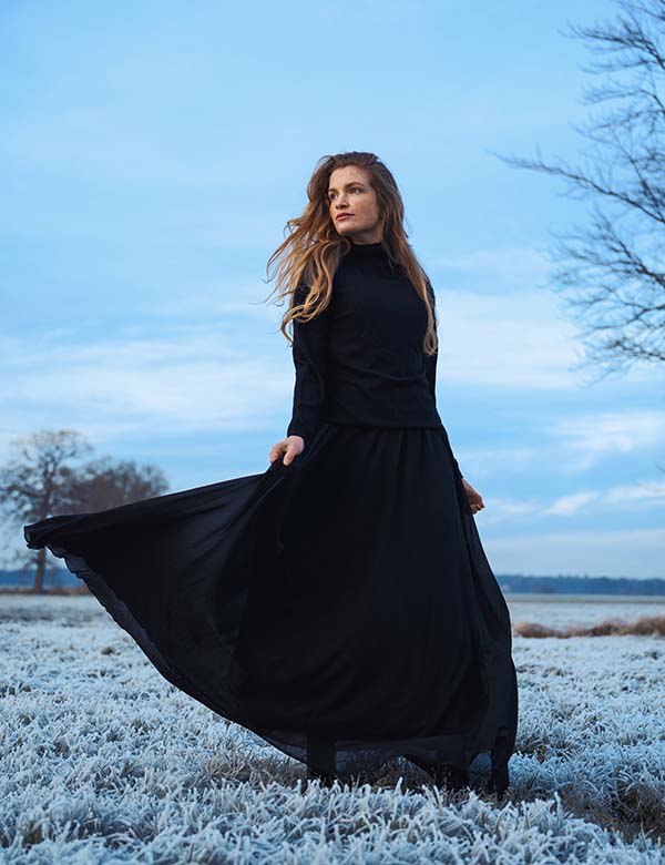 Vrouwelijk model met oranje haar Eline