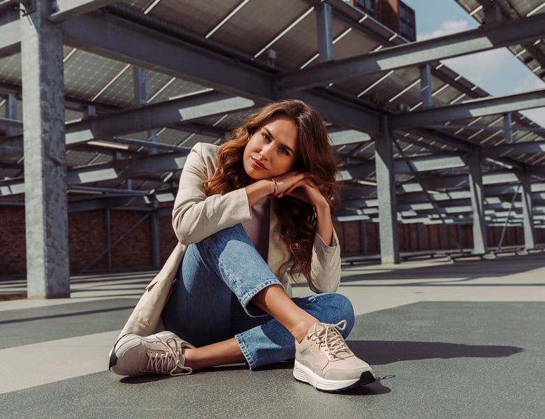 Vrouwelijk model met lichtbruin haar Eline