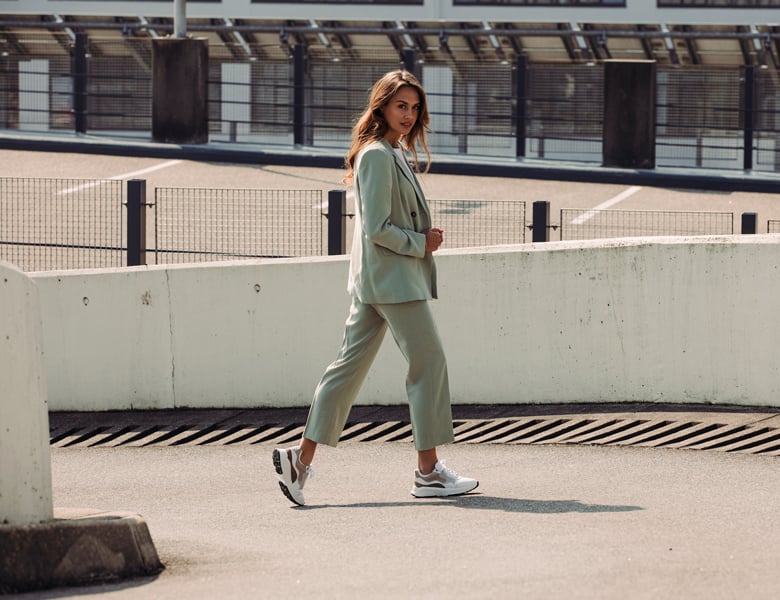 Vrouwelijk model met lichtbruin haar Eline