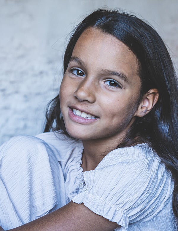 Kinderlijk model met bruin haar Elisa N.