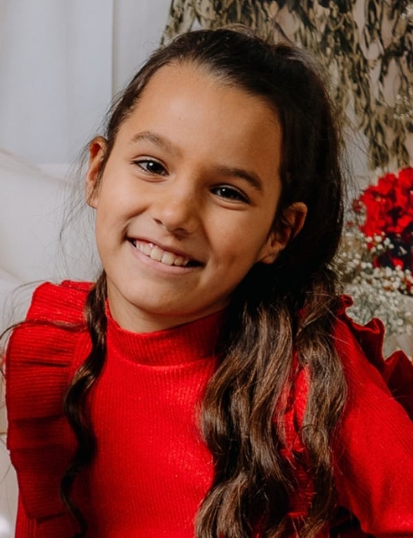 Kinderlijk model met bruin haar elisa n.